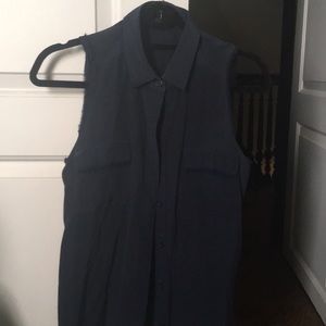 Sleeveless button-down collared shirt